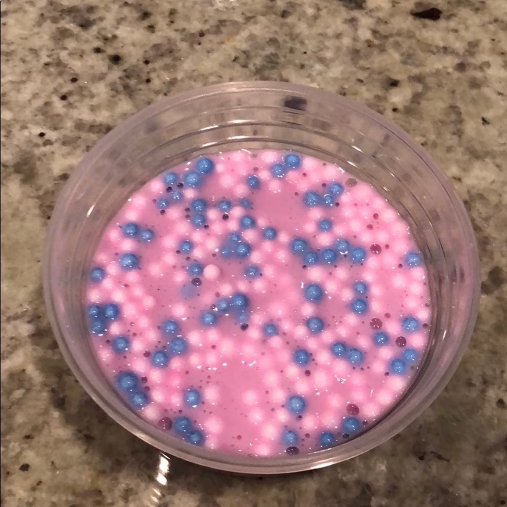 This is a crunchy slime and it’s pink and blue.